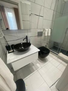 uma casa de banho com um lavatório e um WC em Laura Rooms em La Spezia