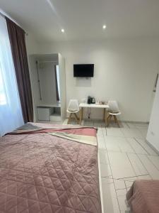 - une chambre avec un lit et une table avec des chaises dans l'établissement Laura Rooms, à La Spezia