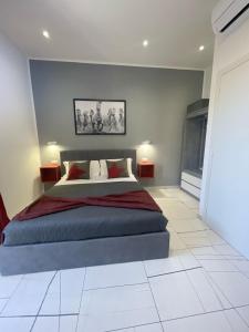 um quarto com uma cama grande num quarto em Laura Rooms em La Spezia