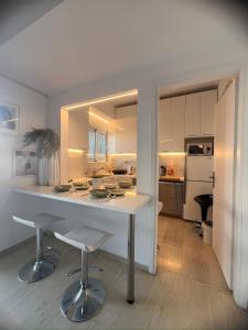 una cocina con una gran isla blanca en una habitación en Maria Louiza apartment NEAR CENTER, en Atenas