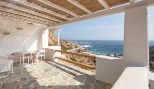 un balcone con vista sull'oceano di Apostolis Windmill a Psarou