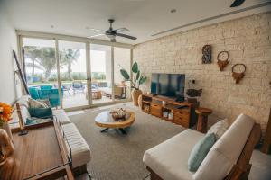 TV a/nebo společenská místnost v ubytování Beachfront Apartment Coral Vista