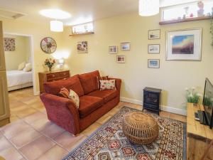 - un salon avec un canapé et une table dans l'établissement The Garden Lodge, à Bridgnorth