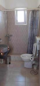 イラクリアにあるSOHOROS STUDIOSのバスルーム(トイレ、洗面台付)、窓が備わります。