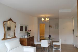 巴羅德亞尼斯的住宿－Playa de Barro，客厅配有白色的沙发和桌子