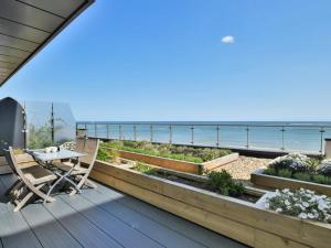 een balkon met een tafel en uitzicht op de oceaan bij 2 Bed in Ramsgate 86126 in Ramsgate