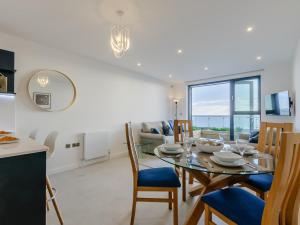 een eetkamer en een keuken met een tafel en stoelen bij 2 Bed in Ramsgate 86126 in Ramsgate