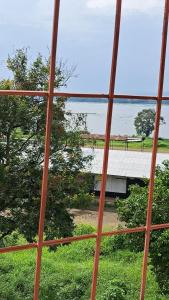 uma vista de um edifício a partir de uma janela em Tamiasuites Apartment em Kisumu