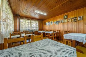 een eetkamer met tafels en stoelen en een raam bij Pousada Morro Grande in Bom Jardim da Serra