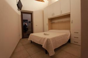 - une chambre avec un lit et une serviette dans l'établissement Il Cottage di Stella incantevole appartamento, à SantʼOreste
