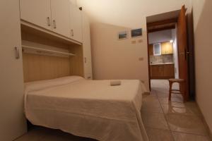 a small bedroom with a bed and a stool in it at Il Cottage di Stella incantevole appartamento in SantʼOreste