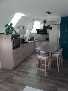 Kuchyň nebo kuchyňský kout v ubytování Appartement 3 pièces tout confort, Aux Portes de Colmar