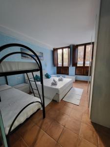 um quarto com 2 beliches e um corredor em La brezza marina em SantʼAntìoco