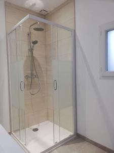 une douche avec une cabine en verre dans une salle de bain dans l'établissement Maison au cœur de la foret, à La Fontaine-Saint-Martin