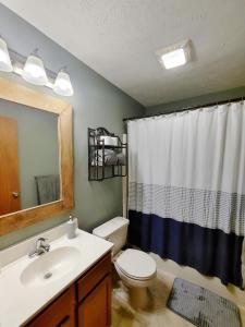 Koupelna v ubytování Three Pines Chalet- Pocono Lake PA Arrowhead Lakes