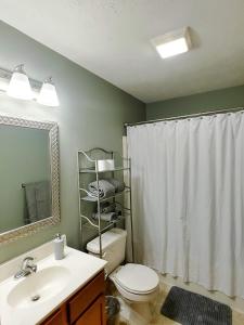 Koupelna v ubytování Three Pines Chalet- Pocono Lake PA Arrowhead Lakes