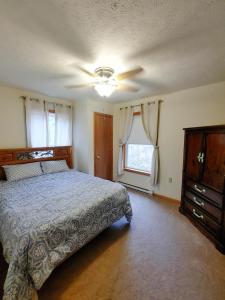 Postel nebo postele na pokoji v ubytování Three Pines Chalet- Pocono Lake PA Arrowhead Lakes