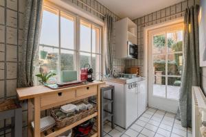 Kuchyňa alebo kuchynka v ubytovaní Cosy studio close to Brussels South Charleroi Airport