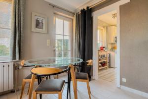 une salle à manger avec une table et des chaises en verre dans l'établissement One bedroom property with terrace and wifi at Courcelles, à Courcelles