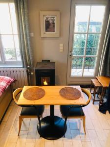 Posedenie v ubytovaní Cosy studio close to Brussels South Charleroi Airport