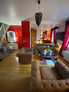 Chez Patou في لافال: غرفة معيشة مع أريكة وطاولة