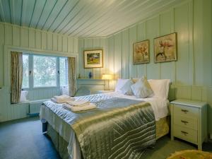 - une chambre avec un lit et des serviettes dans l'établissement 5 Bed in Loch Ness 78538, à Drumnadrochit