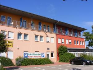 un edificio con un estacionamiento delante de él en Hotel Thannhof en Schweitenkirchen