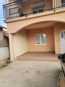 a balcony on the side of a house at Apartman EMANA in Veternik
