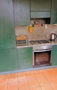 Appartamento Fioreにあるキッチンまたは簡易キッチン