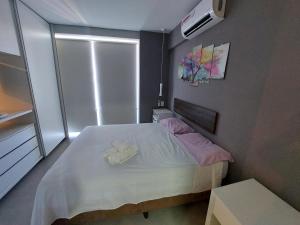 Un dormitorio con una cama con dos toallas encima. en Book Santos – Unlimited 3111 - Decoração e Vista mar TOP, en Santos