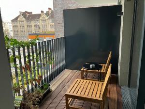 d'une terrasse avec une table et une chaise sur un balcon. dans l'établissement Ku'damm cosy condo Berlin center, à Berlin