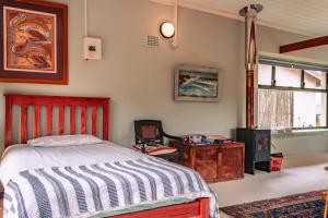 - une chambre avec un lit, un bureau et une chaise dans l'établissement Edible Shores, à Pringle Bay