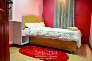 Una cama o camas en una habitación de ITARA GARDENS Nyeri