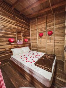um quarto com uma cama com corações vermelhos em Cabaña con Jacuzzi ilimitado/BBQ/Hermosas vistas em San Vicente