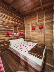 Un pat sau paturi într-o cameră la Cabaña con Jacuzzi ilimitado/BBQ/Hermosas vistas