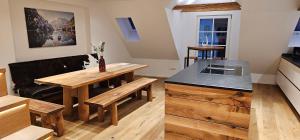 eine Küche mit einem Tisch und einer Bank in einem Zimmer in der Unterkunft Apartments Pfannenstübchen in Meersburg