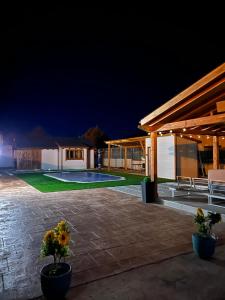 un patio trasero por la noche con piscina en Luxury Rural Cuenca, en Cuenca