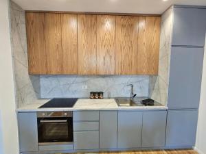 A cozinha ou cozinha compacta de Alan Apartments Selvia Tirana