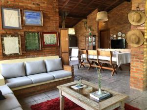 uma sala de estar com um sofá e uma mesa em Casa com Piscina e Acesso a Lagoa da Conceição NG0811 em Florianópolis