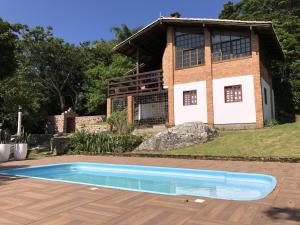 uma casa com uma piscina em frente em Casa com Piscina e Acesso a Lagoa da Conceição NG0811 em Florianópolis