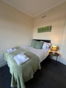 A bed or beds in a room at Comfortable and spacious home. FREE Parking.