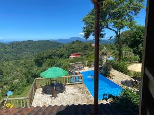 - une vue sur la piscine d'un complexe dans l'établissement Recanto bela Vista caminho do ouro, à Parati