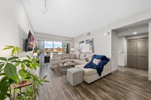 O zonă de relaxare la Venice Beach Lux Retreat Coastal Apartment Haven