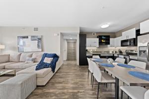 ロサンゼルスにあるVenice Beach Lux Retreat Coastal Apartment Havenのリビングルーム、キッチン(ソファ、テーブル付)
