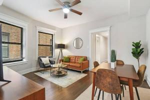 een woonkamer met een bank en een tafel bij Well-Equipped 3BR Apartment with In-Unit Laundry - Bstone 2 in Chicago