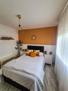 een slaapkamer met een bed met een teddybeer erop bij Nice beachside 2-BD apt near Barcelona in Cunit