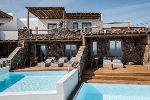 eine Villa mit einem Pool und einem Haus in der Unterkunft Alissachni Mykonos in Psarrou