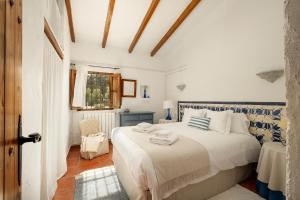 Łóżko lub łóżka w pokoju w obiekcie La Mejorana Refugio andaluz con piscina entre olivos