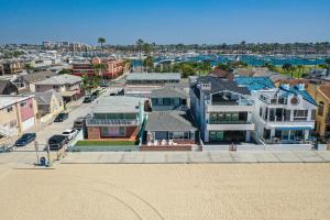 uma vista aérea de uma cidade com casas e uma praia em Beachfront Getaway on the Sand em Newport Beach