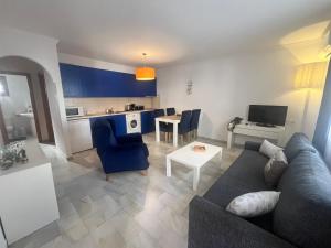 ein Wohnzimmer mit einem Sofa und einem Tisch in der Unterkunft Apartamento Concha del Mar en Vera Coast in Playas de Vera